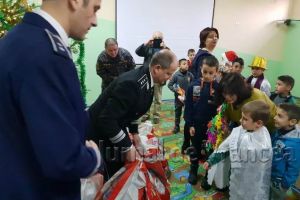 FOTO: Poliţiştii l-au ajutat pe Moş Crăciun să ajungă la Centrul de la Măicăneşti