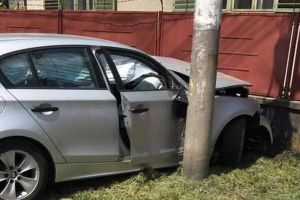 O tânără s-a oprit cu maşina în gard după ce a fugit de Poliţie! Nu avea permis de conducere