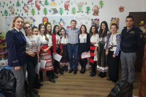 Politistii de frontiera impreuna cu Mos Craciun au ajuns la copiii din satul Valcelele, judetul Constanta (galerie foto)  