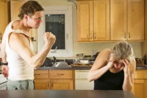 Şi-a bătut nevasta şi şi-a băgat fiica în spital pentru 5 lei. “E casa mea, îi dau foc”