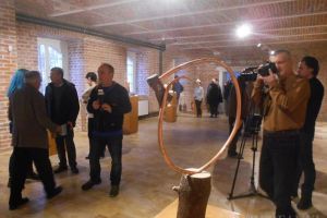 „Lumea contemporană. Puncte de vedere”: La Muzeul Țării Crişurilor a fost vernisată expoziţia de sculptură a artistului Ovidiu Pascu (FOTO)