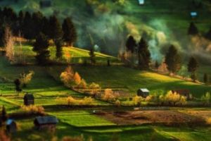 Localitatea din România unde oamenii trăiesc peste 100 de ani. Aerul este atât de curat cum rar ţi-e dat să întâlneşti
