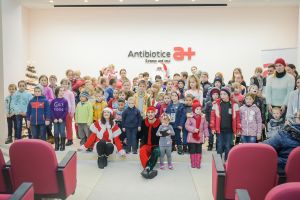 Angajaţii Antibiotice au fost spiriduşii lui Moş Crăciun pentru 100 de copii nevoiaşi
