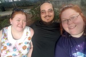 Povestea incredibilă a unui bărbat care trăieşte cu două iubite: ”Vrem să ne căsătorim toţi trei!”