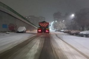 Prima zăpadă, prima INTERVENŢIE a utilajelor de deszăpezire în municipiu. Şi REALITATEA