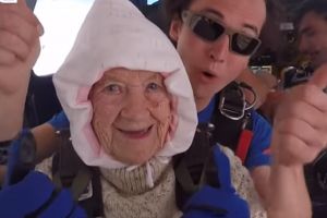 VIDEO Record mondial – O bătrânică de 102 ani a sărit cu paraşuta