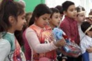 Daruri în prag de sărbători pentru elevii din cadrul proiectului „O şansă pentru comunităţile marginalizate din Caransebeş“