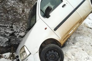 Victimă salvată dintr-o maşină rămasă suspendată pe un pod, după ce a derapat pe gheaţă