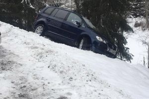 Impactul unui autoturism cu un copac, fatal pentru o femeie