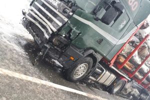 (FOTO) Accident teribil în Vâlcea: Doi morţi după impactul cu un camion