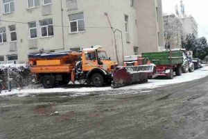 FOTO: Intervenţie a edililor din Cugir pentru eliminarea efectelor cauzate de căderile de zăpadă. Administraţia dispune de utilaje şi materiale antiderapante suficiente