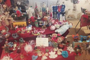 Târg de produse hand-made în Cetate: De la cornuleţe şi broşe, până la spumantul Silvaniei în sticlă îmbrăcată în catifea (FOTO)