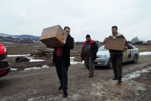 Moş Crăciun a venit cu daruri la două familii din Sărata