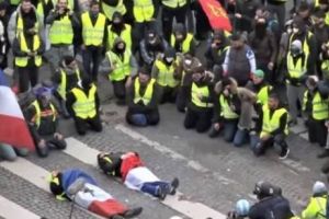 Vestele galbene dau un nou ASALT la Paris. Numărul MORȚILOR a crescut. MII de manifestanţi PROTESTEAZĂ - UPDATE