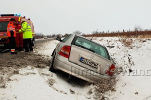 ULTIMĂ ORĂ: A pierdut controlul volanului şi a ajuns în şanţ