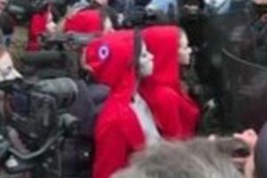 Apariţie ŞOC la protestele de pe Champs-Elysees. VIDEO în articol