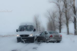 Ialomiţa: Autoturisme rămase înzăpezite