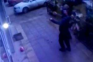 Momentul TERIFIANT în care o fetiţa CADE ÎN GOL de la etajul cinci. Cum au salvat-o doi bărbaţi - VIDEO DRAMATIC