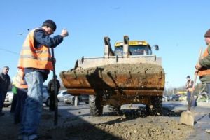 Scene incredibile într-un mare oraş din România. Ce au făcut drumarii în plin cod galben de ninsori. Video!