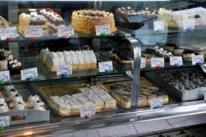 Laboratorul „Dacia”, tradiţia dulce a prăjiturilor