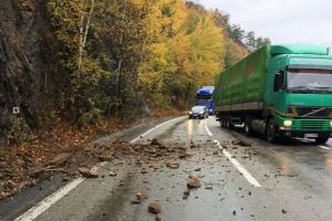 Cad pietre pe Valea Oltului. Două maşini avariate