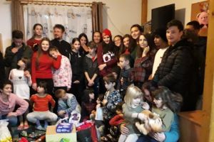 Arhiepiscopia Ramnicului: Colinde şi cărţi copiilor din casele de tip familial ale Fundaţiei Inimă pentru inimă din Parohia Trăstari!