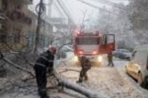 60 de intervenţii în judeţul Timiş! Accidente, copaci căzuţi şi localităţi fără curent! Echipajele de deszăpezire din Timişoara nu fac faţă! [VIDEO]