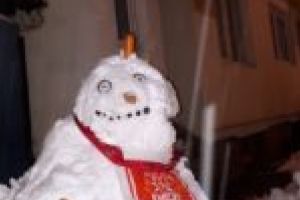 După faptă, şi răsplată! Moş Crăciun pune… mâna pe lopată!