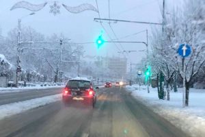 SDM a aruncat 120 de tone de material antiderapant pe străzile Timişoarei