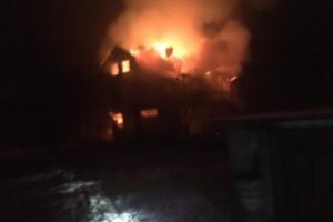 Casa si garajul din Cicarlau au ars ca niste torte, seara trecuta. Flacarile au distrus acoperisul casei