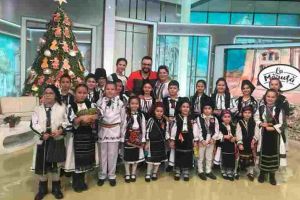 FOTO: Ansamblul TRADIŢII UIORENE Ocna Mureş au adus vestea cea bună a Naşterii Domnului prin colind, în emisiunea „La Măruţă” de la PRO TV
