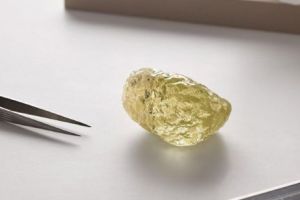 Descoperire extraordinară în Canada: a fost extras un diamant de 552 de carate