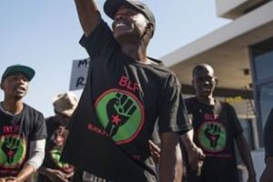 Un politician marxist, îndeamnă susţinătorii săi să „ împuşte albii” , declarând că „Voi împuşcaţi unul de-al nostru, noi vom împuşca cinci de-ai voştri” 