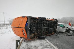 FOTO Accident cu patru răniţi pe DN1 în apropiere de Avrig