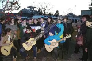 Copiii de la  ,,Vasile Cârlova” au organizat un Târg de Crăciun pentru a ajuta un coleg cu probleme de sănătate