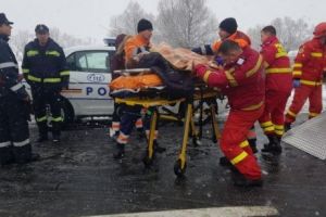 ACCIDENT şi COD ROȘU. Sunt 16 VICTIME. Impact GROAZNIC între MICROBUZE şi autoturisme