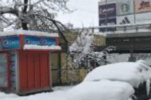 Primarul Robu, despre zăpada din oraş: „Nimeni nu îşi aminteşte să fi nins aşa mult”. Școlile vor fi închise, iar copacii cedează rând pe rând