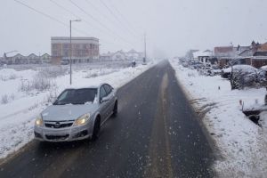 Zeci de utilaje de deszăpezire pe şoselele judeţene. Starea drumurilor