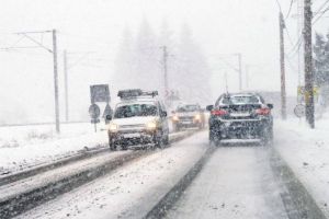 Restrictie de trafic pe DN1A, zona Cheia-Maneciu. Ninge viscolit, zapada de 10 cm pe carosabil