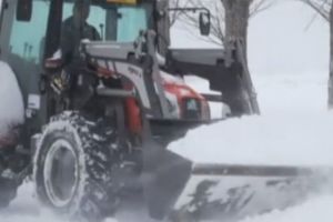 Primarul din România care deszăpezeşte singur comuna pentru că nu-şi permite un angajat