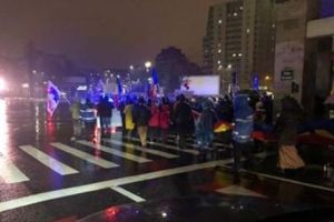 Miting împotriva Pactului pentru Migraţie pe Calea Victoriei. Se încearcă oprirea semnării documentului