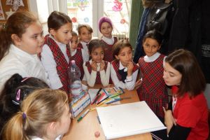 Ajutor la teme şi masă caldă pentru copii din Timiş cu părinţi plecaţi la muncă în străinătate