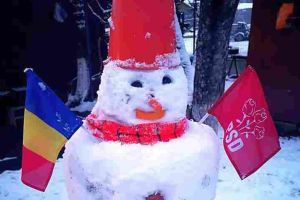 FOTO: Om de zăpadă PSD-ist, cu găleata electorală, din vremurile glorie ale partidului, o apariţie inedită într-un sat din judeţul Alba