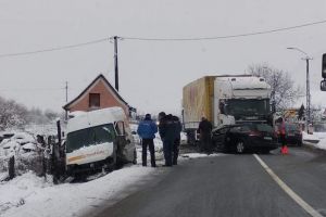 FOTO. Sătmărean decedat într-un accident teribil. Impact între o autoutilitară, un camion şi o maşină