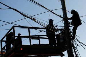 Localităţi în beznă. 17 echipe pe teren, pentru remedierea avariilor