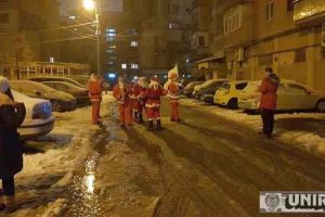 FOTO, VIDEO: Șapte bărbaţi, costumaţi în Moş Crăciuni, colindă cu instrumente pe străzile din Alba Iulia