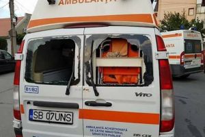 VIDEO FOTO Ambulanţă vandalizată de un bărbat nebun la Răşinari. Poliţia l-a imobilizat