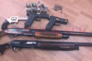 Percheziţii domiciliare la persoane bănuite de infracţiuni la regimul armelor şi muniţiilor
