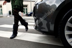 TÂRGOVIȘTE: Femeie lovită de un autoturism, pe trecerea de pietoni