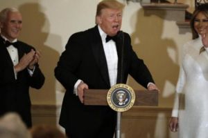 Melania Trump încă uimeşte! Apariţia primei doamne la Balul Congresului a lăsat lumea fără cuvinte. Foto în articol